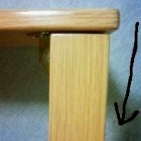 足が内側に寄っているテーブルの画像
